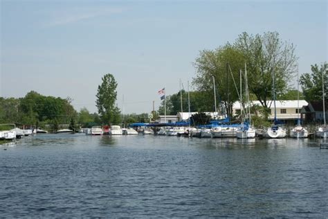 lake wawasee marina.